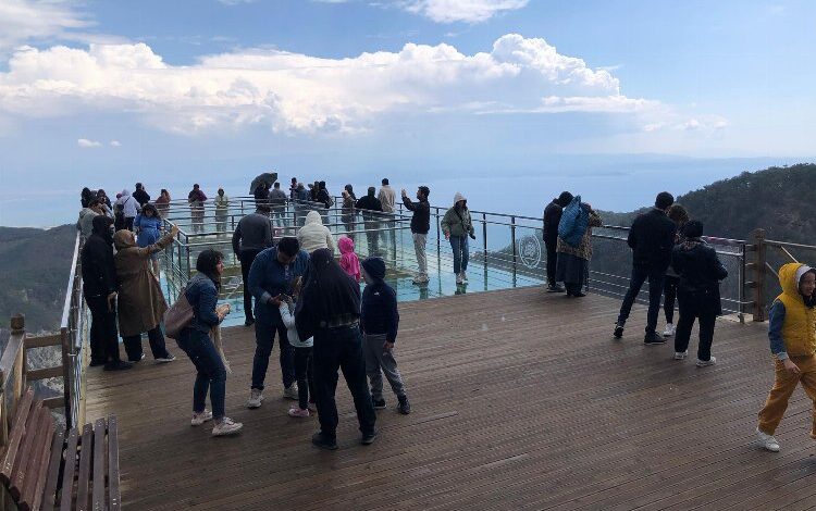 Cam Seyir Terası’na ziyaretçi akını Cam Seyir Terası’na ziyaretçi akını