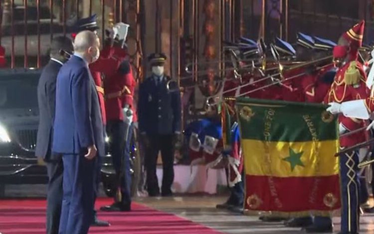 Senegal’de resmi törenle karşılandı