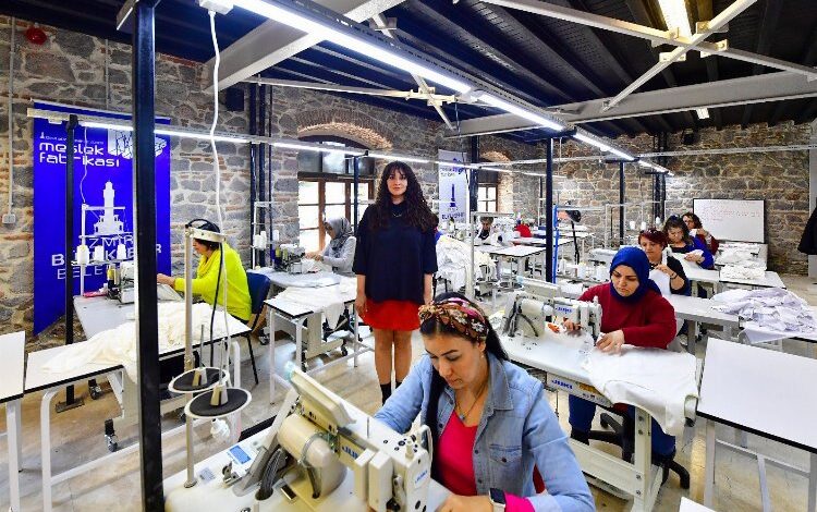Meslek Fabrikası’nda depremzedeler için iç çamaşırı üretiliyor