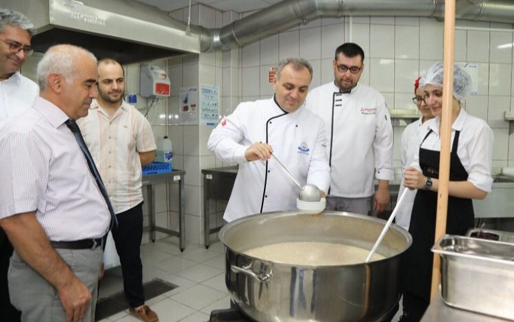 ERÜ Rektörü aşure pişirdi