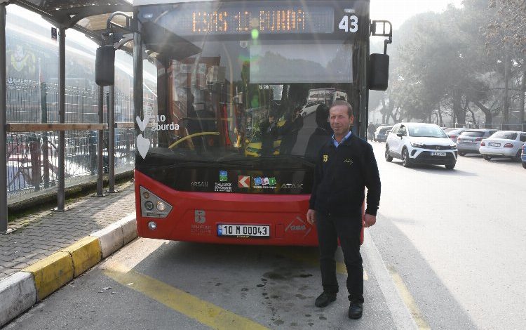 Rahatsızlanan yolcuyu hastaneye yetiştirdi