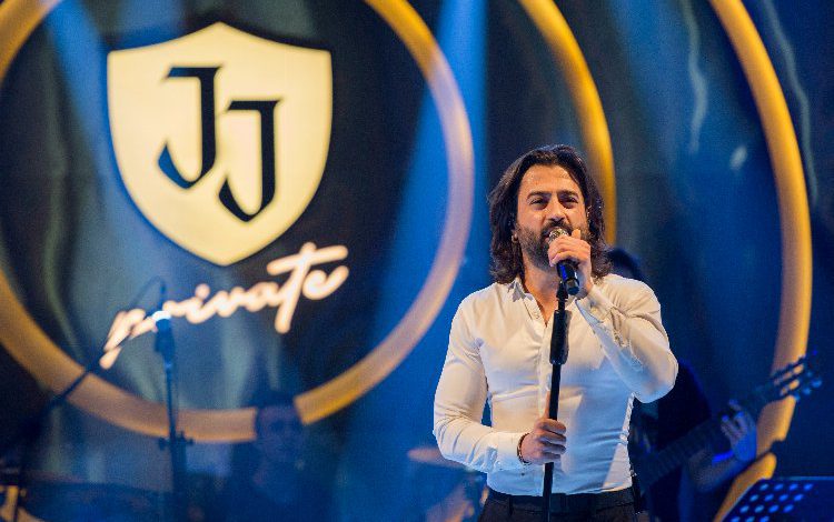 Koray Avcı “Sevgililer Günü’nde tüm çiçekler anneme”