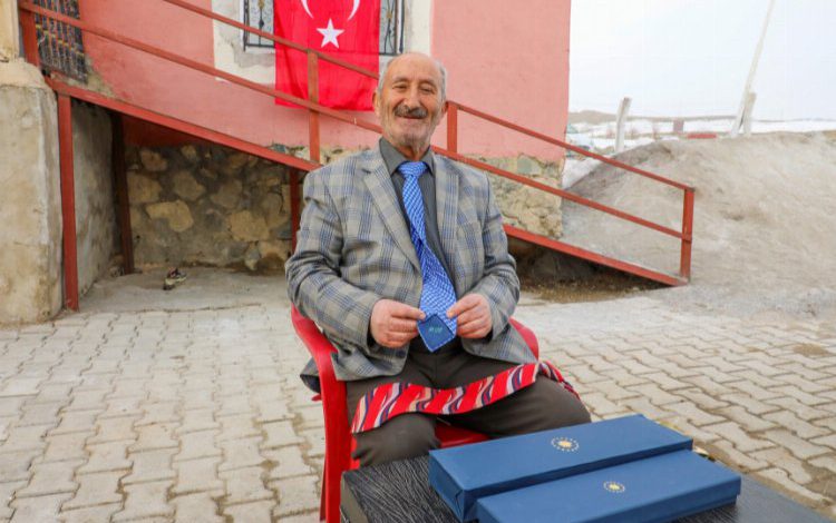 Vanlı kravat tutkununa Cumhurbaşkanlığı’ndan hediye