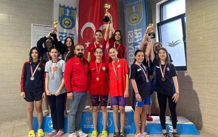 Silivri’de paletli yüzücüler ödüllerine kavuştu