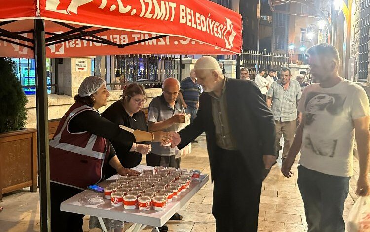 İzmit’in dört bir yanında helva dağıtıldı