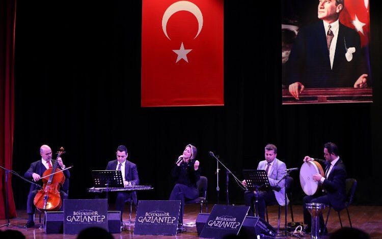 Gaziantep Atatürk’ü şarkılarla andı Gaziantep Atatürk’ü şarkılarla andı