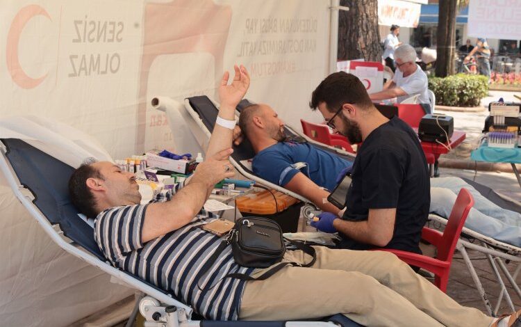 Kocaelili muhtarlardan Kızılay’a kan bağışı Kocaelili muhtarlardan Kızılay’a kan bağışı