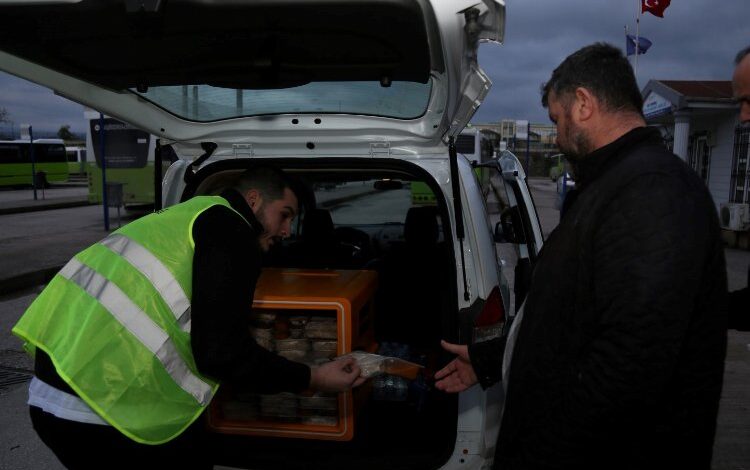 Kocaeli’den minibüsçülere sıcak iftarlık Kocaeli’den minibüsçülere sıcak iftarlık