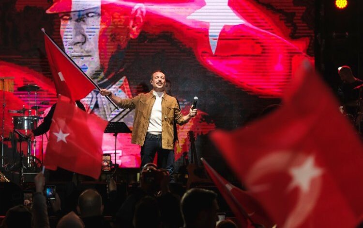 Ünlü sanatçılar coşkuyu farklı şehirlerde yaşattı Ünlü sanatçılar coşkuyu farklı şehirlerde yaşattı