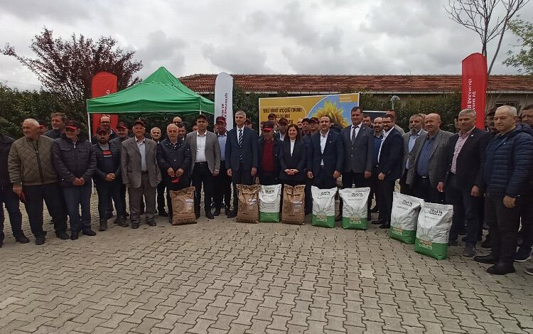 Keşan’da ‘Yerli Hibrit Ayçiçeği’ tohumu dağıtıldı Keşan’da ‘Yerli Hibrit Ayçiçeği’ tohumu dağıtıldı