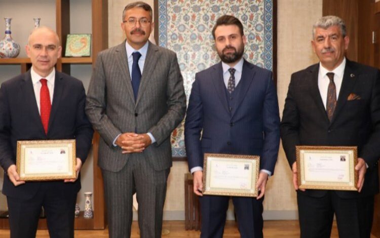 Kütahya Valisi’nden başkan yardımcılarına başarı belgesi Kütahya Valisi’nden başkan yardımcılarına başarı belgesi