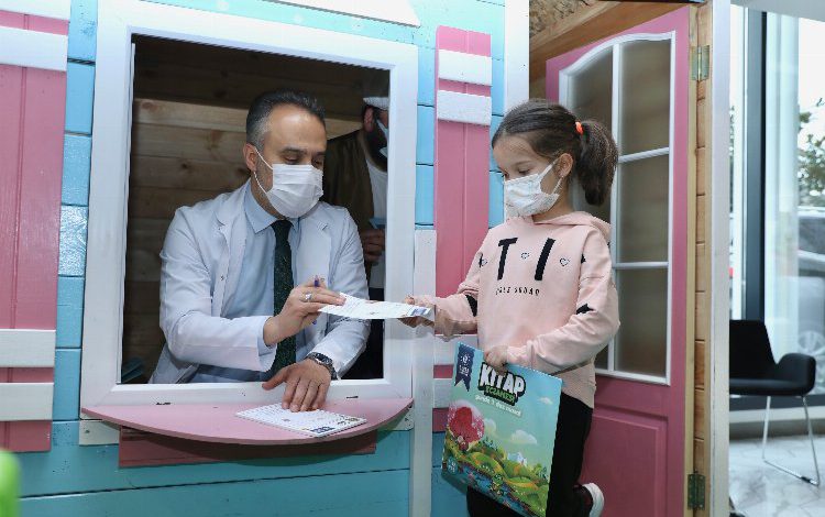 Bursa’da doktorlar reçeteyle kitap yazıyor Bursa’da doktorlar reçeteyle kitap yazıyor