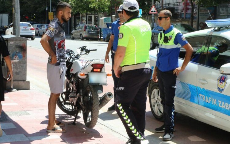 Manisa’da kaldırımlarda motosiklet avı!