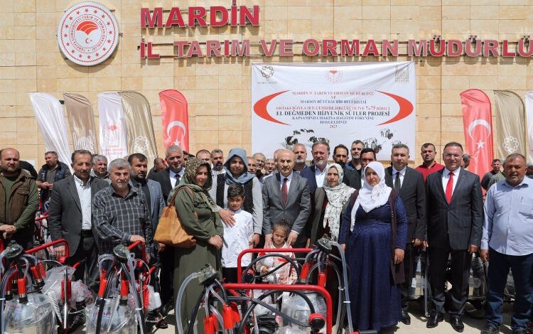 Mardin Valisi Mahmut Demirtaş süt sağım makinası dağıttı Mardin Valisi Mahmut Demirtaş süt sağım makinası dağıttı