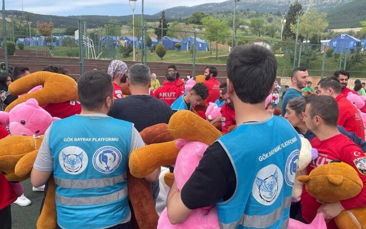 Gökbayrak Platformu depremin ilk gününden beri Kahramanmaraş’ta hizmet veriyor Gökbayrak Platformu depremin ilk gününden beri Kahramanmaraş’ta hizmet veriyor