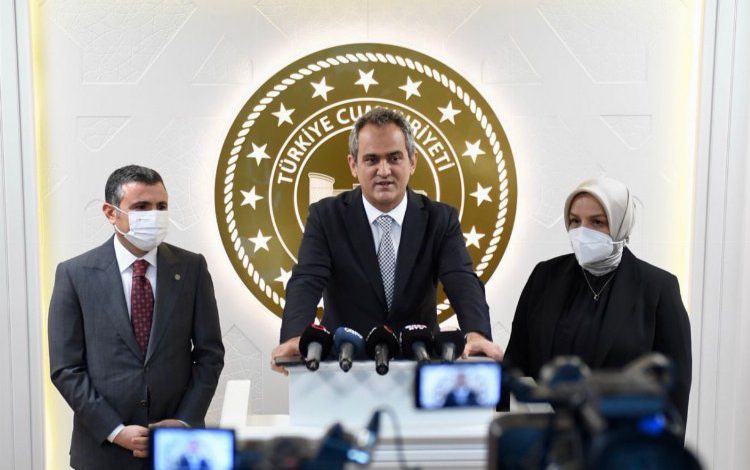 Bakan Özer’den yüz yüze kararlılığı Bakan Özer’den yüz yüze kararlılığı