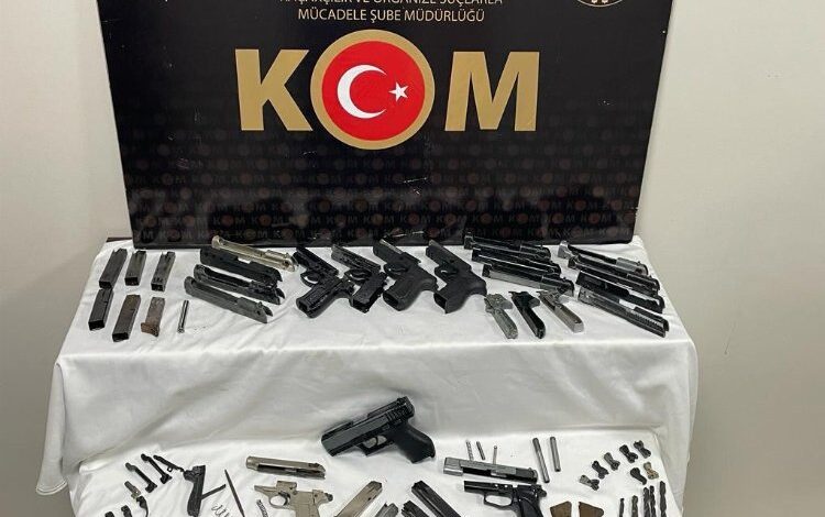 Düzce’de silah imal ve ticareti yapan 2 şüpheli yakalandı Düzce’de silah imal ve ticareti yapan 2 şüpheli yakalandı