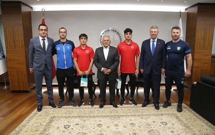 Şampiyon güreşçiler Memduh Büyükkılıç’la buluştu Şampiyon güreşçiler Memduh Büyükkılıç’la buluştu