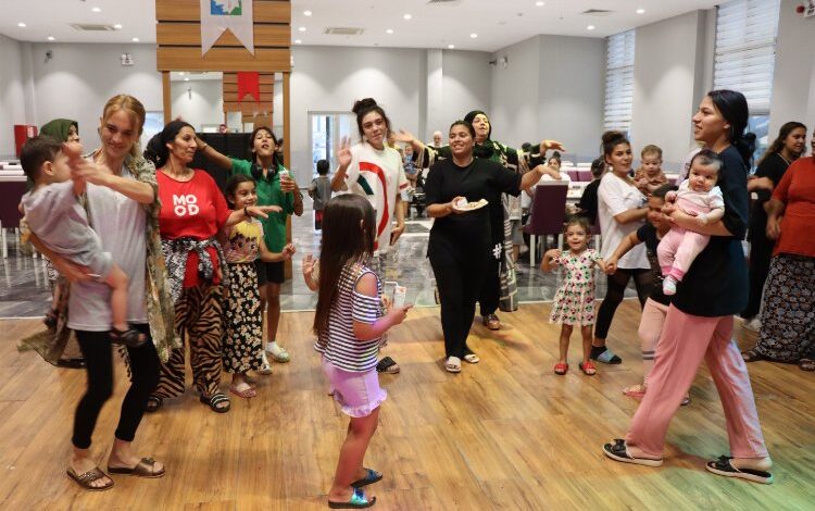 İzmit’te kadınlar matinede gönüllerince eğlendi İzmit’te kadınlar matinede gönüllerince eğlendi