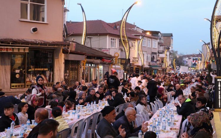 İzmit’in halk iftarına Kuruçeşmeliler akın etti İzmit’in halk iftarına Kuruçeşmeliler akın etti