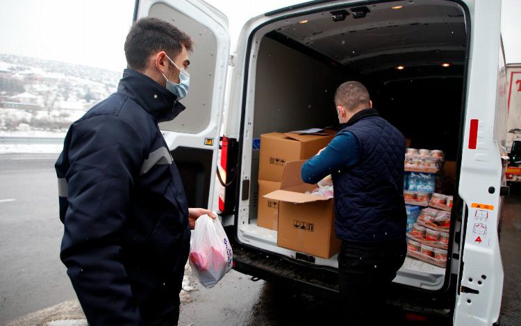 Kocaeli Büyükşehir’den TIR şoförlerine kumanya Kocaeli Büyükşehir’den TIR şoförlerine kumanya