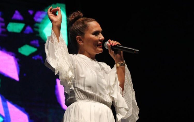 Demet Akalın Düzce’de hayranlarını coşturdu