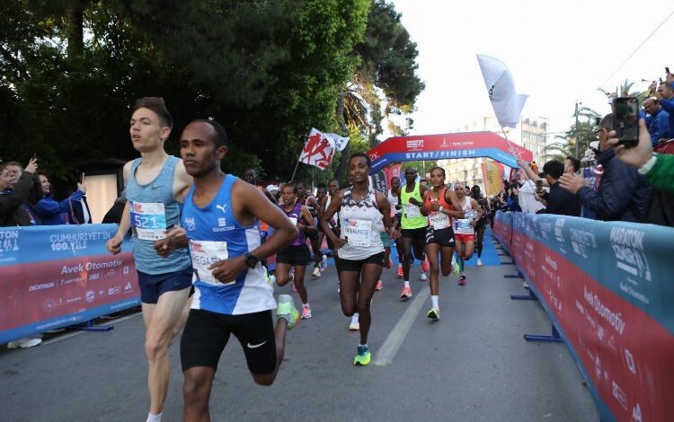 Maraton İzmir’de nefes kesen yarış Maraton İzmir’de nefes kesen yarış
