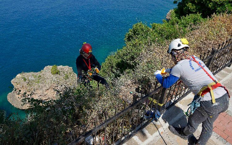 Antalya’da doğa harikası falezlerde temizlik
