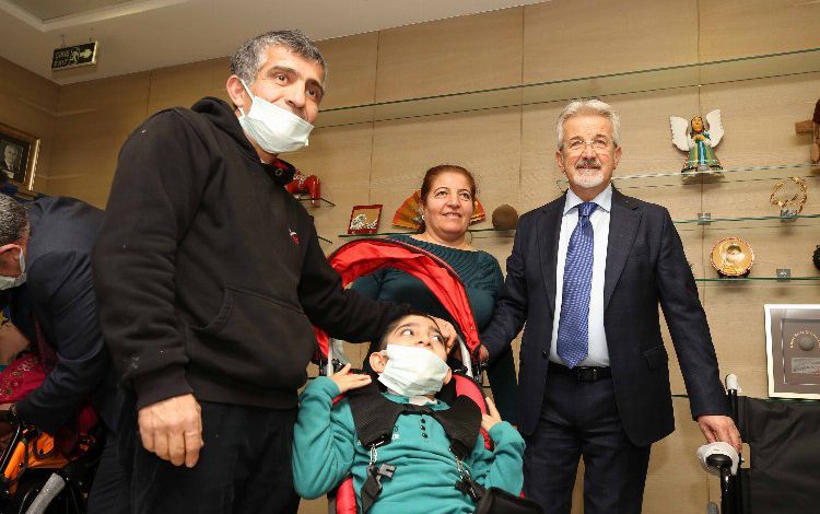 Bursa Nilüfer’de tekerlekli sandalyeler yeni yıl hediyesi oldu Bursa Nilüfer’de tekerlekli sandalyeler yeni yıl hediyesi oldu