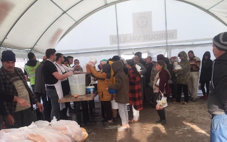 Manisa Büyükşehir depremzedeleri yalnız bırakmıyor