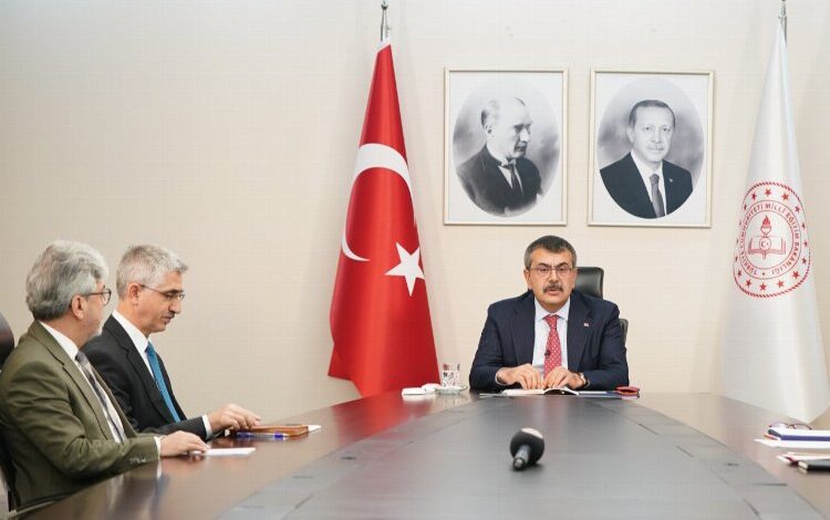 Bakan Tekin, EBA canlı yayınında öğretmenlere hitap etti Bakan Tekin, EBA canlı yayınında öğretmenlere hitap etti