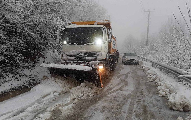 Kocaeli’nde ekipler kar mesaisinde Kocaeli’nde ekipler kar mesaisinde