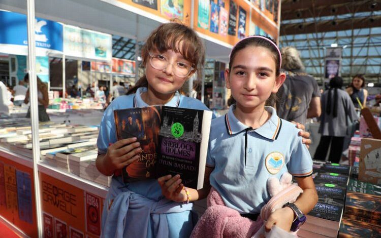 Antalya’da kitap coşkusu sürüyor Antalya’da kitap coşkusu sürüyor