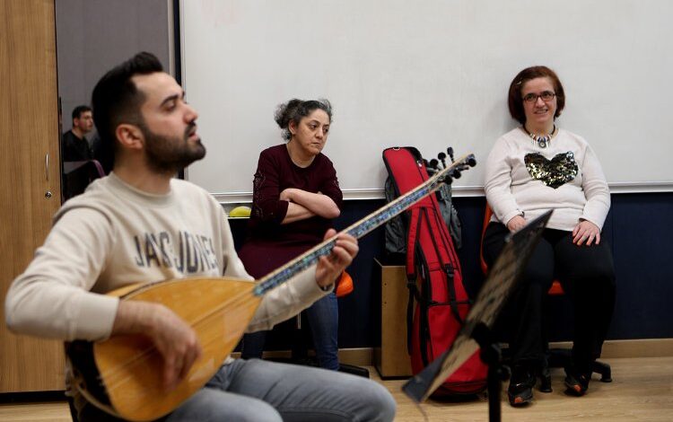 SGM’de engelli bireyler bağlama öğreniyor SGM’de engelli bireyler bağlama öğreniyor