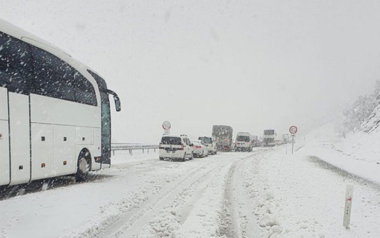Isparta-Antalya yolu trafiğe kapandı! Isparta-Antalya yolu trafiğe kapandı!