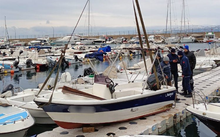 Bursa Mudanya’da su tahliyesinde bulunamayan bazı tekneler battı Bursa Mudanya’da su tahliyesinde bulunamayan bazı tekneler battı