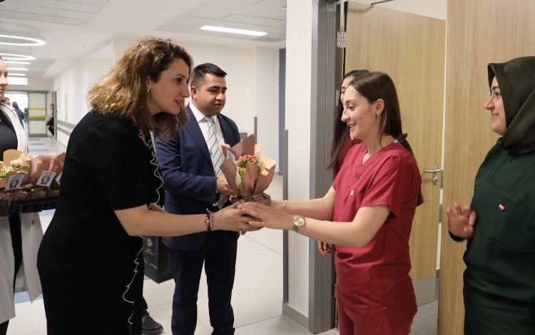 İzmit’te Ebeler Haftası kutlandı