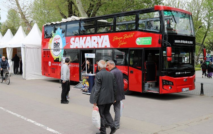 Sakarya’nın üstü açık otobüsü bayram sonrası yollarda Sakarya’nın üstü açık otobüsü bayram sonrası yollarda