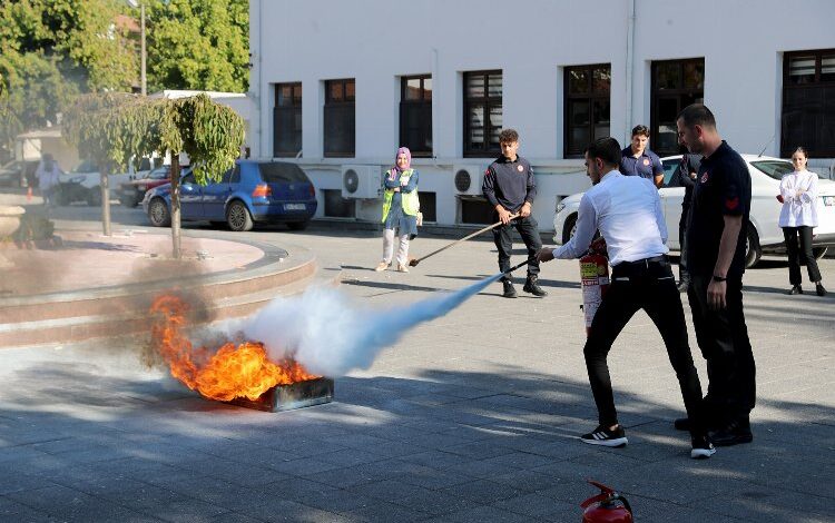 Sakarya Büyükşehir personeli ‘ateşe müdahaleyi’ öğrendi Sakarya Büyükşehir personeli ‘ateşe müdahaleyi’ öğrendi