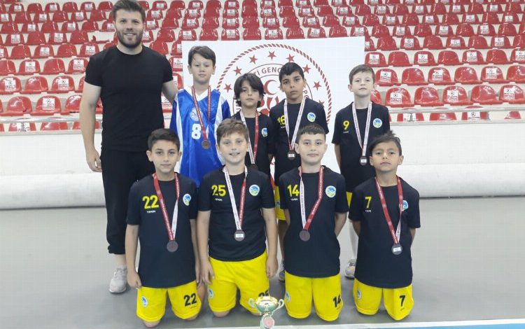 Sakaraylı minik hentbolcular Amasya’dan madalya ile döndü