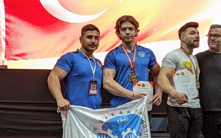 Sakaryalı bilek güreşçisi Avrupa yolunda Sakaryalı bilek güreşçisi Avrupa yolunda