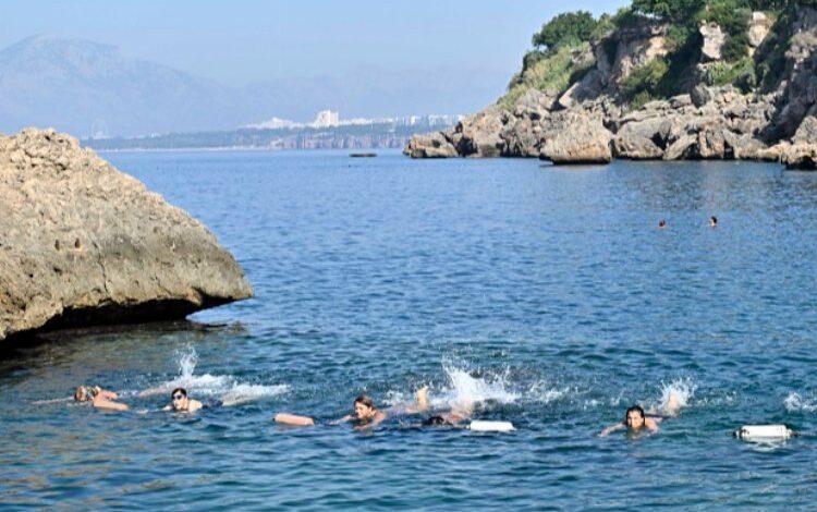 Denizde cimnastik yapıp kilo veriyorlar Denizde cimnastik yapıp kilo veriyorlar