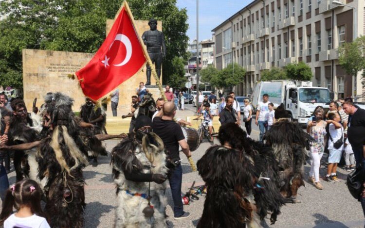 Tütütabaklar, Balıkesir’deki kutlamalara damga vurdu Tütütabaklar, Balıkesir’deki kutlamalara damga vurdu