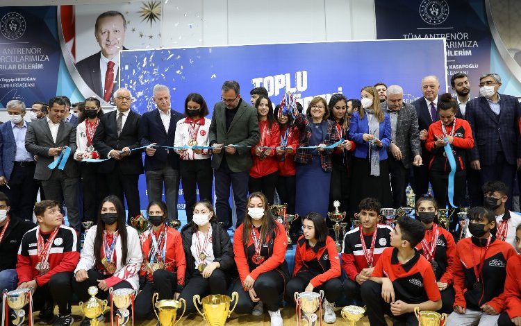 Gaziantep’e 9 yeni spor tesisine ‘Bakan’lı açılış