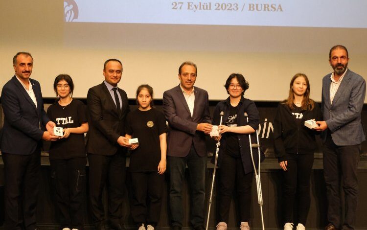 Bursa’da ‘Bir Bilenle Bilge Nesil’ ödüllerine kavuştu