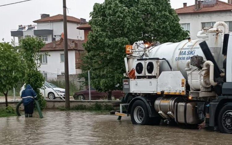 Manisa Selendi’de sağanak yağış teyakkuza geçirdi