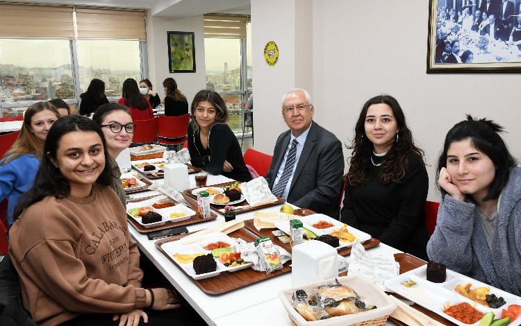 İzmir Karabağlar’da Başkan Selvitopu öğrencilerle buluştu İzmir Karabağlar’da Başkan Selvitopu öğrencilerle buluştu