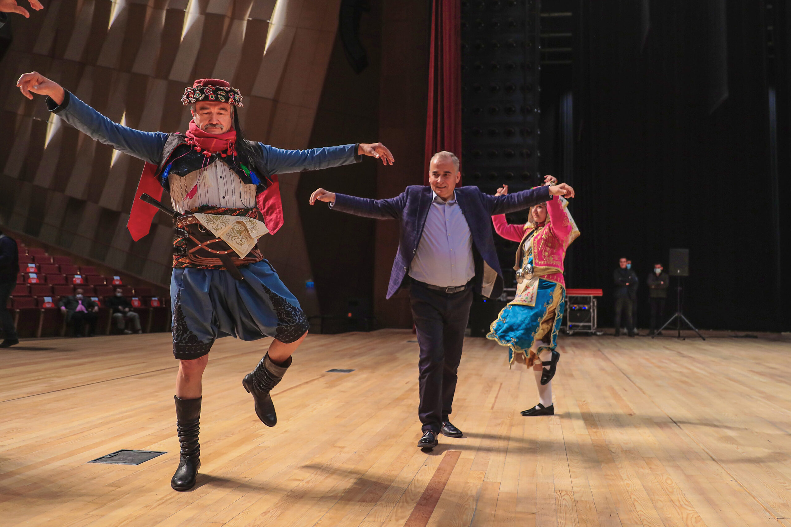 Eski Bakan Kürşat Tüzmen’den Denizli’de zeybek şov Eski Bakan Kürşat Tüzmen’den Denizli’de zeybek şov