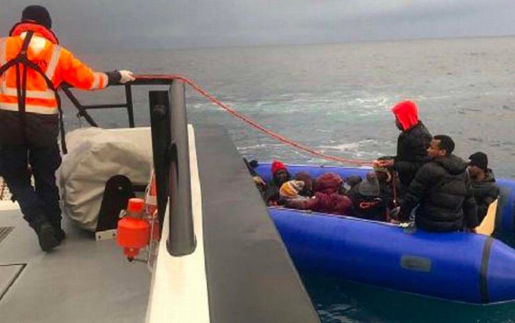 Balıkesir Ayvalık’ta 17 düzensiz göçmen kurtarıldı Balıkesir Ayvalık’ta 17 düzensiz göçmen kurtarıldı