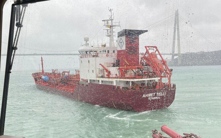 Boğaz’da arızalanan tanker Ahırkapı’ya demirletildi